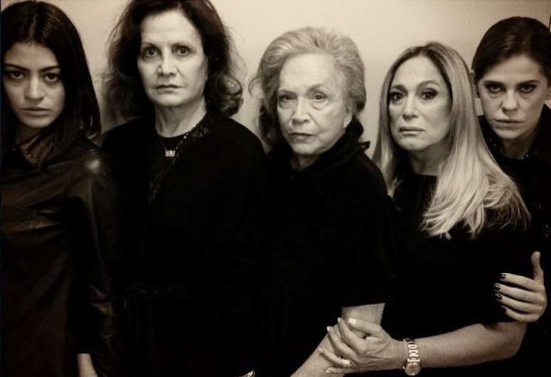 <p>Bárbara Paz postou a foto ao lado de Carol Castro, Rosamaria Murtinho, Nathália Timberg e Susana Vieira</p>