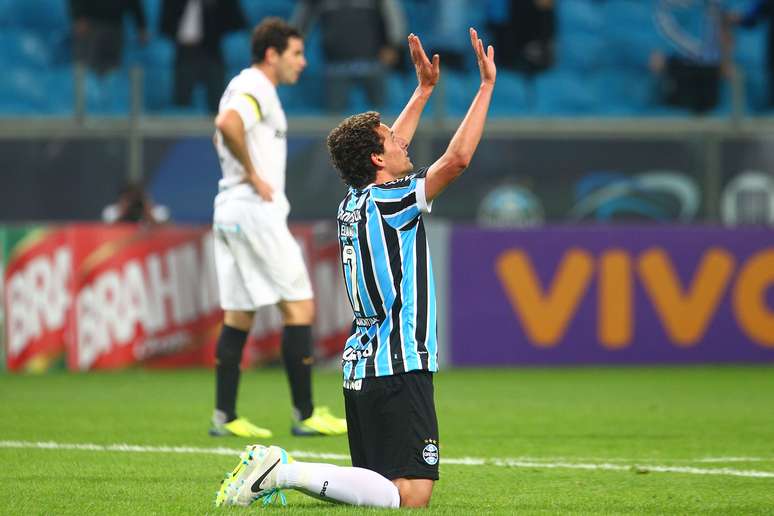 <p>Elano tem um dos sal&aacute;rios altos do elenco do Gr&ecirc;mio</p>