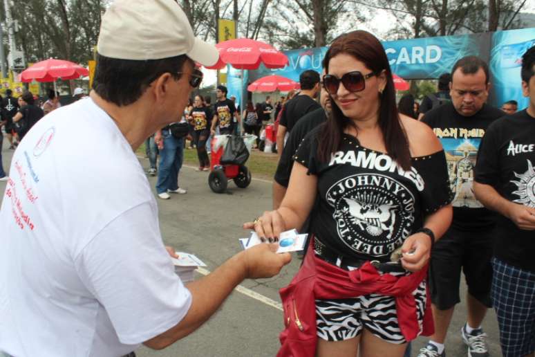 "Toma a palavra de Deus para dar uma meditada", dizia, enquanto entregava um panfleto com os dizeres: "Jesus Cristo, a melodia do meu cora&ccedil;&atilde;o"