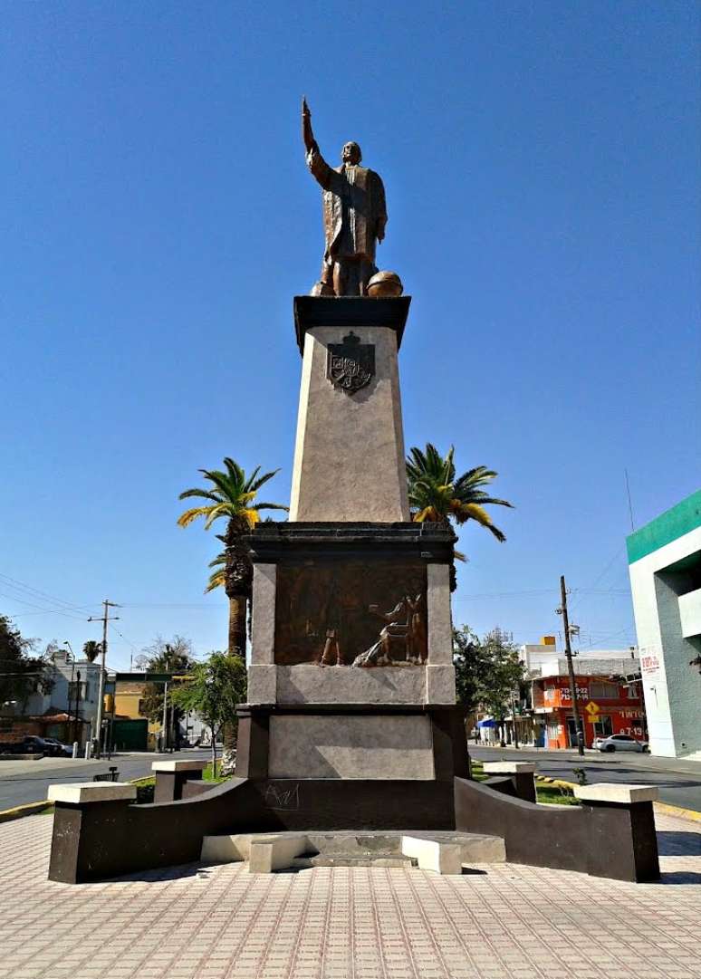 O descobridor da América não apenas dá nome ao Paseo Colón como também é homenageado por uma estátua no local