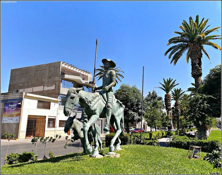 Dom Quixote montado em seu cavalo Rocinante é um dos destaques do Paseo Cólon, em Torreón