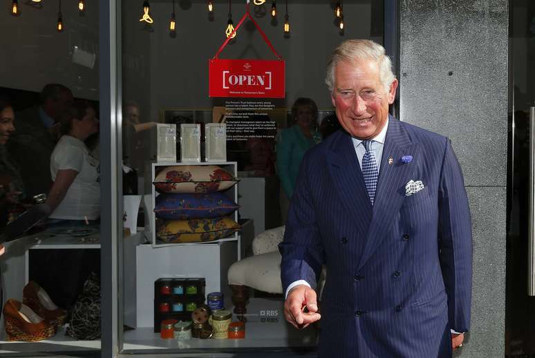 O príncipe Charles sorri durante abertura de loja em Londres no último dia 10