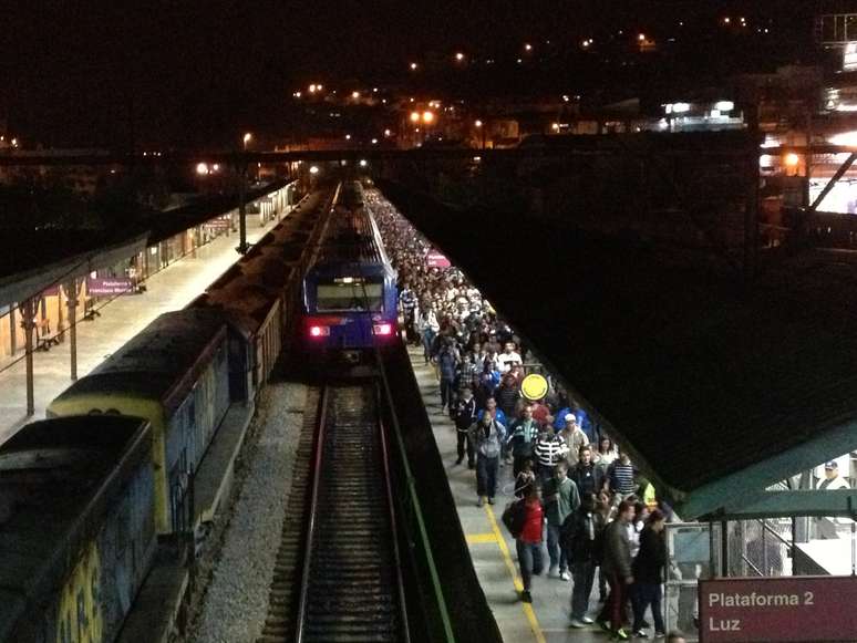Por volta das 19h o fluxo de passageiros era intenso na plataforma da esta&ccedil;&atilde;o Franco da Rocha