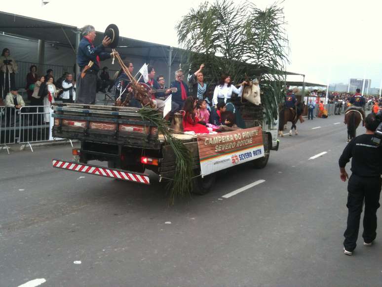 <p>Desfile farroupilha nesta sexta-feira teve churrasco em cima de caminhão na capital gaúcha</p>