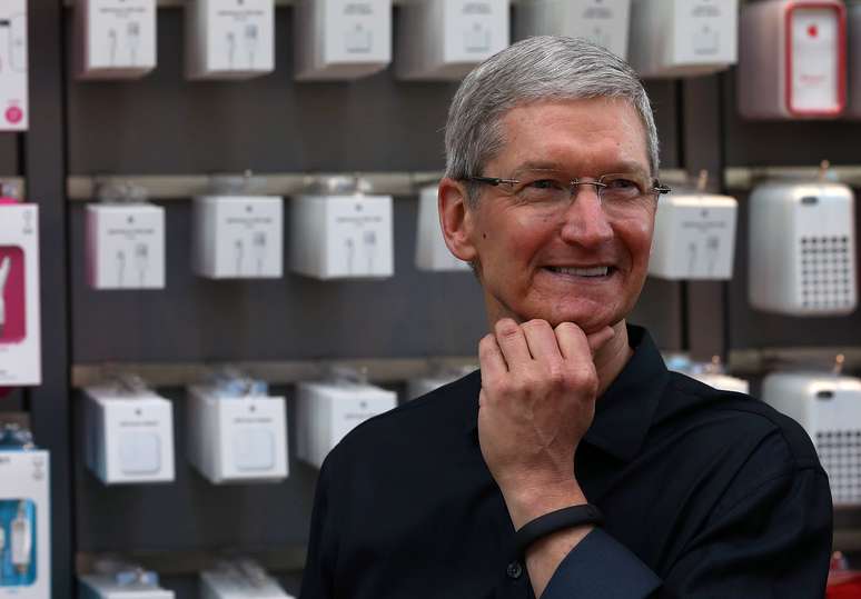 <p>O CEO da Apple, Tim Cook, conversa com clientes na Apple Store de Palo Alto, na Calif&oacute;rnia</p>