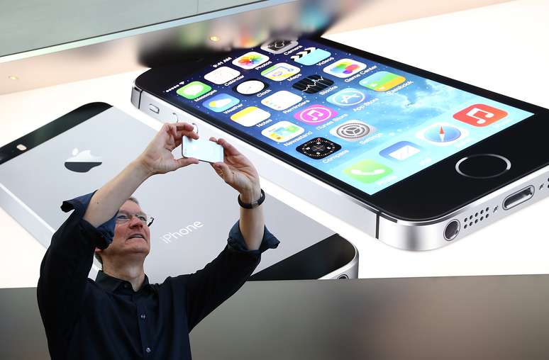 <p>CEO da Apple, Tim Cook estaria negociando com operadoras o aumento no preço do smartphone que será lançado neste ano</p>