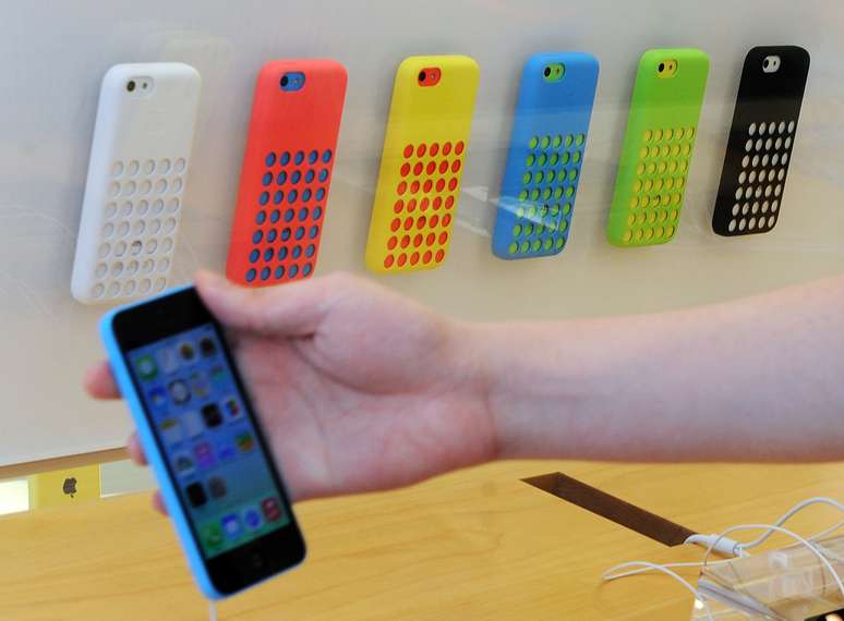 <p>Apple teria apostado no iPhone 5C com maiores estoques, mas aparelho 'não compensa', segundo consumidores</p>