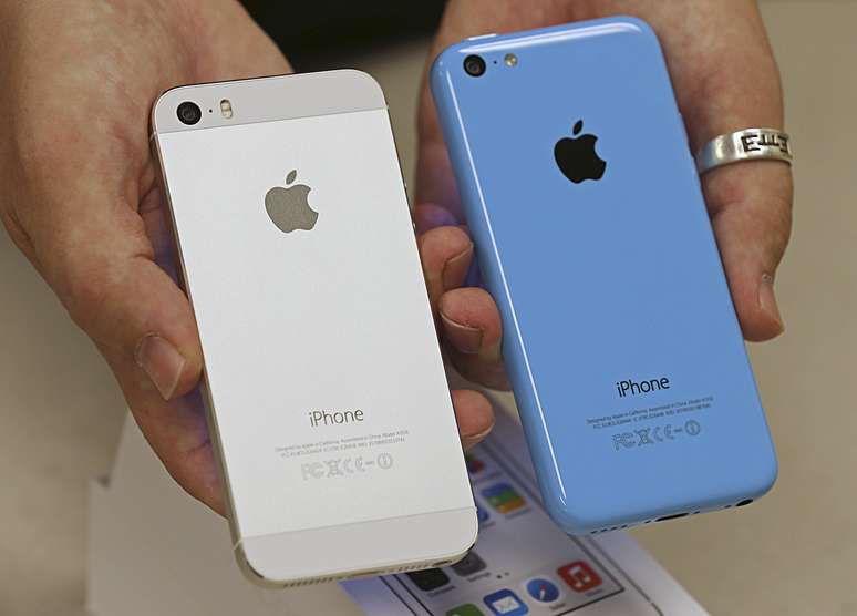<p>iPhone 5S, à esquerda, e iPhone 5C</p>