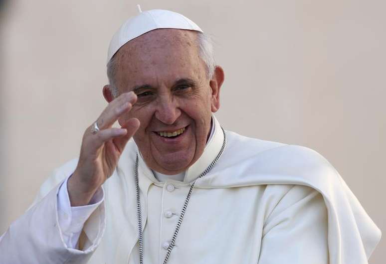 Papa Francisco acena para fiéis no Vaticano. 18/09/2013