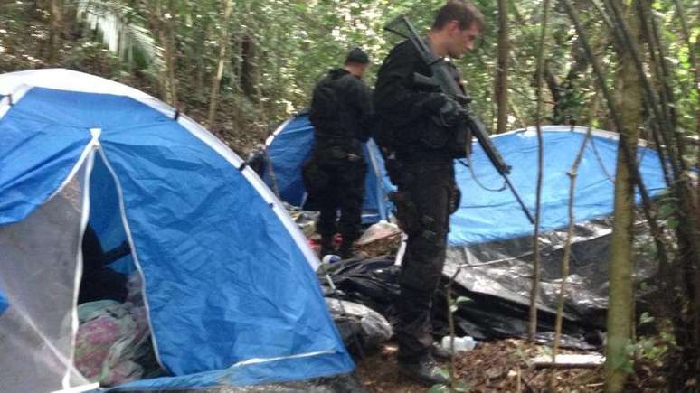 PM encontra um dos acampamentos utilizados por traficantes de drogas no morro da Covanca, no Rio