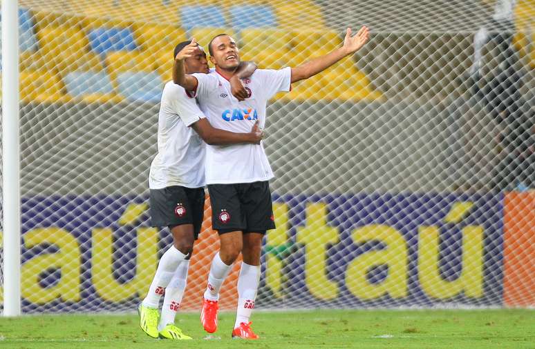 <p>Roger se destacou ao sair do banco, com um gol e uma assist&ecirc;ncia</p>