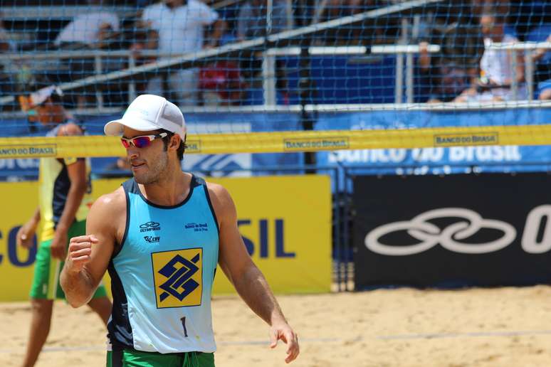 Brasiliense Bruno Schmidt é eleito o melhor jogador de vôlei de praia da  temporada em 2015