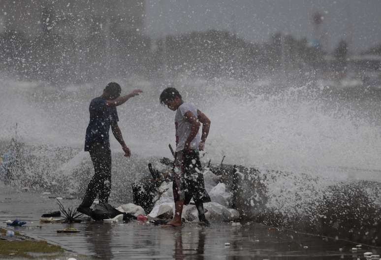 Nas regiões mais afetadas pelo tufão, escolas e escritórios foram fechados preventivamente