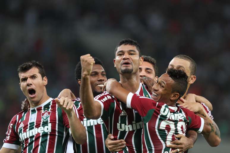 Gum é abraçado após empatar partida para o Fluminense