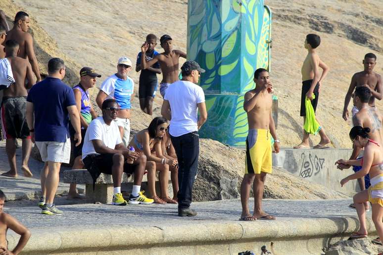 Bruce Springsteen aproveitou a tarde deste sábado (21) para caminhar pelo calçadão do Arpoador, no Rio de Janeiro. O astro parou para fotografar paisagens e além disso tocou violão com um grupo de pessoas