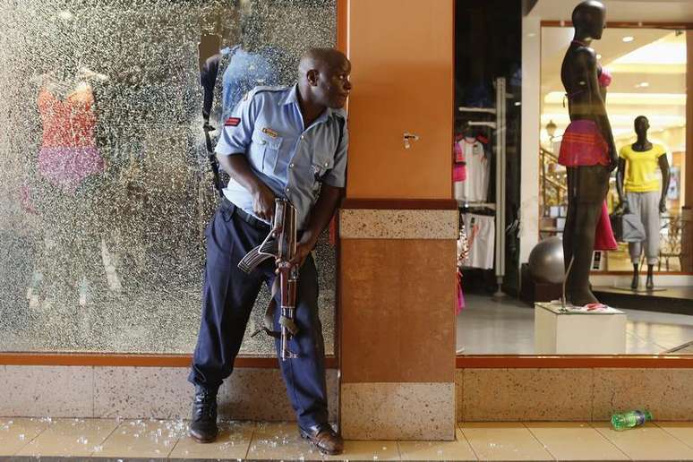 Policial é visto em shopping em Nairóbi, no Quênia, onde homens armados, matando pelo menos 20 pessoas em um ataque que o governo do Quênia afirmou que pode ser terrorista, causando a correria de uma verdadeira multidão em fuga, com pessoas se escondendo nas lojas, em um cinema e nas ruas. 21/09/2013
