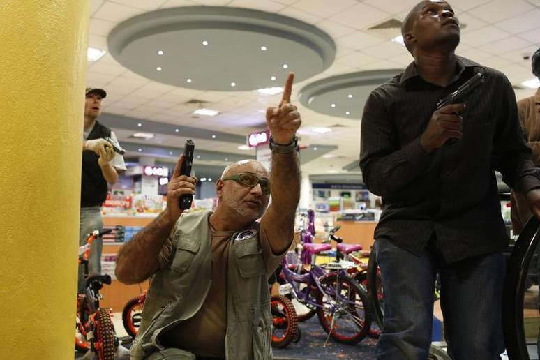 <p>Oficiais de seguran&ccedil;a observam &aacute;rea dentro do shopping center Westgate, em Nairobi</p>