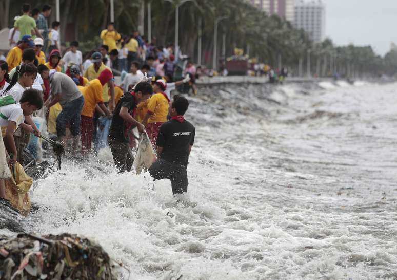 Fortes ondas atingem estudantes e voluntários que tentavam limpar a costa em meio à passagem do tufão Usagi