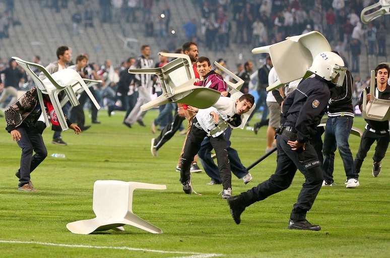 <p>Torcida do Besiktas protagonizou cenas de vandalismo no Estádio Inonu neste domingo, invadindo o campo e quebrando cadeiras durante a derrota por 2 a 1 para o Galatasaray pelo Campeonato Turco</p>