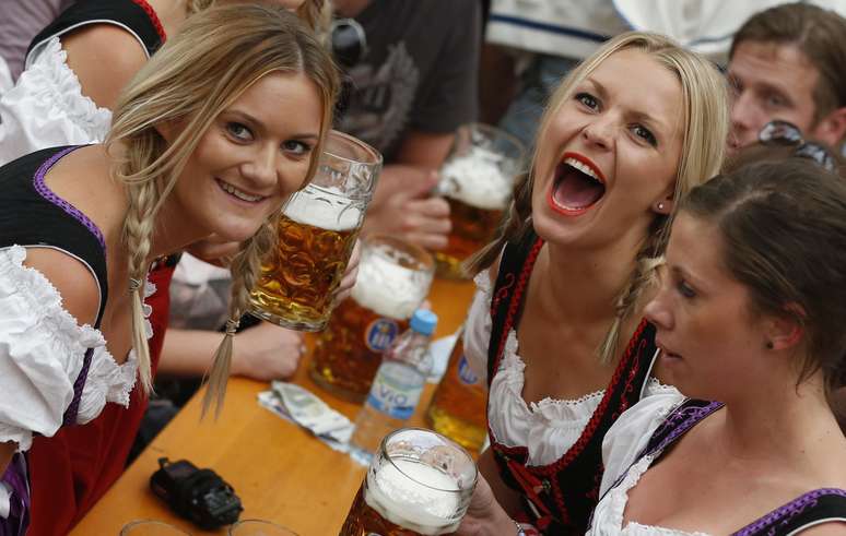Mulheres celebram a cerim&ocirc;nia de abertura da Oktoberfest, maior festival de cerveja do mundo