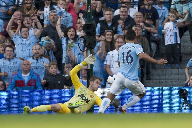 <p>Agüero (foto) marcou duas vezes e garantiu o 4 a 1; Yayá Touré e Nasri completaram</p>