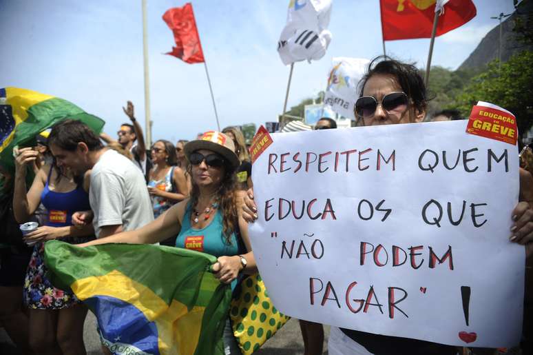 <p>Professores das redes estadual e municipal do Rio estão em greve por melhores salários</p>