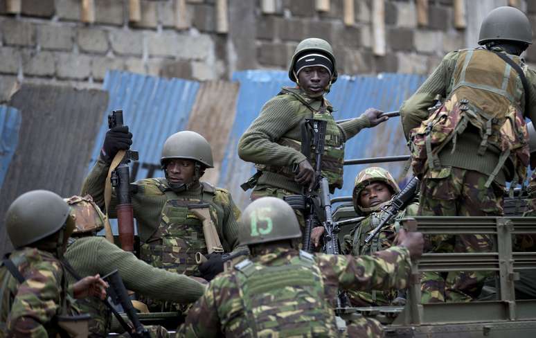Soldados das Forças Armadas do Quênia chegam para reforçar segurança nas proximidades de shopping