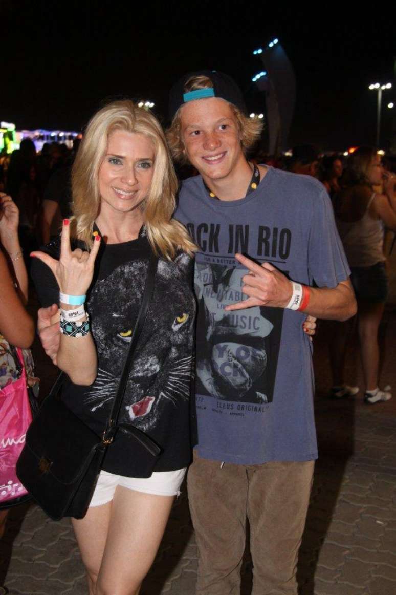 <p>Além do grande público do Rock in Rio, os famosos também curtiram o festival e ocuparam a área Vip. As celebridades levaram namorados, amigos e até os filhos. Na foto, Letícia Spiller e o filho Pedro Novaes, 17 anos</p>