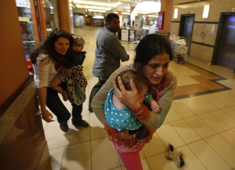 <p>Mulheres carregando crianças são retiradas de shopping center em Nairóbi</p>