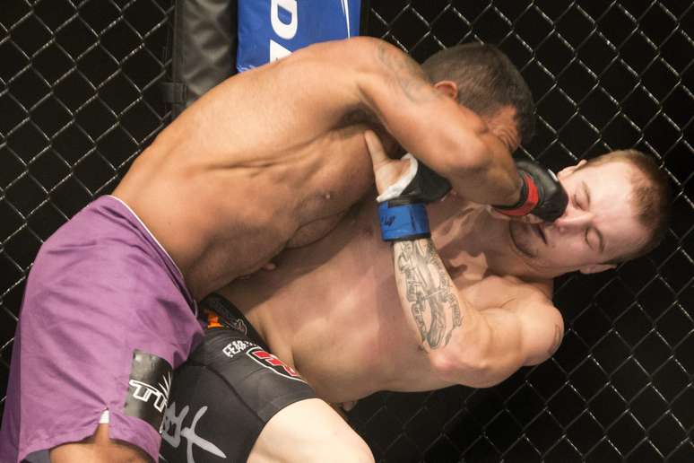 <p>Michel Trator (&agrave; esq.) superou o canadense Jesse Ronson</p>