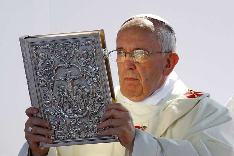 <p>Abandonando o discurso preparado, o Papa contou os sofrimentos de sua fam&iacute;lia, que emigrou para a Argentina no in&iacute;cio do s&eacute;culo XX</p>