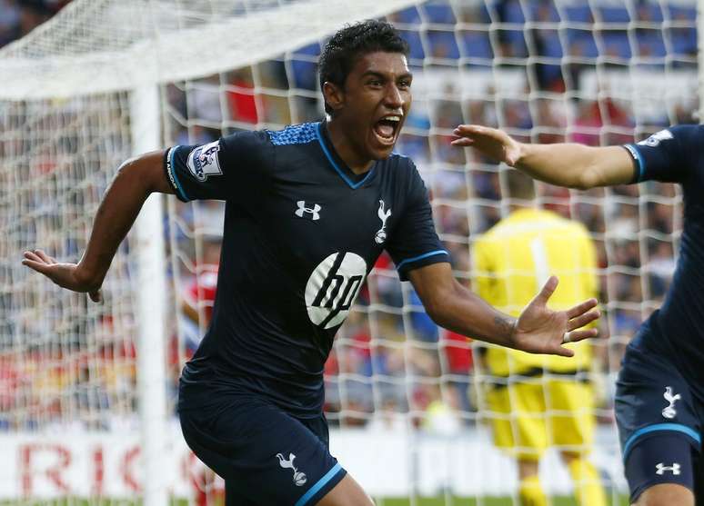 <p>Paulinho garantiu a vitória do Tottenham com gol de letra nos acréscimos; Nash foi à loucura</p>