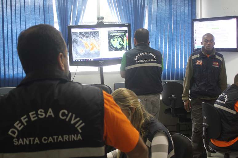 Um sistema de plantão foi montado na sede da Defesa Civil catarinense