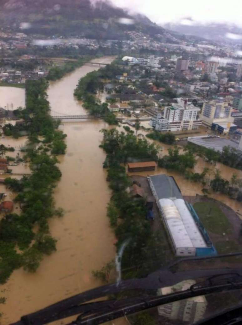 <p>Foto área mostra a inundação na cidade de Rio do Sul, em Santa Catarina. O Estado é afetado pelas cheias após dias de chuva</p>