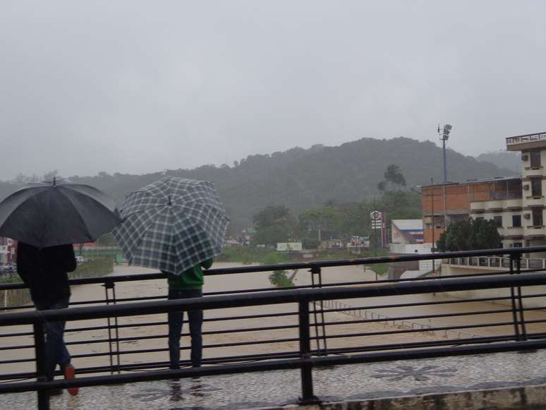 <p>Rio Itajaí-Mirim atingiu a marca de 6 metros de altura, causando alagamentos na cidade de Brusque, em Santa Catarina</p>