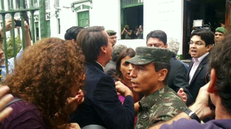 <p>Randolfe e Bolsonaro discutem durante visita ao Doi-Codi, que funcionava em um prédio no interior do 1º Batalhão da Polícia do Exército, na Tijuca, zona norte do Rio de Janeiro</p>