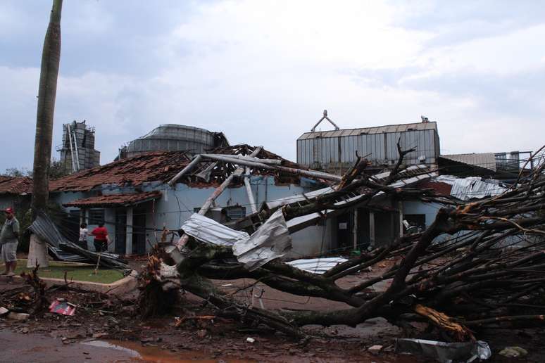 <p>Tornado deixou&nbsp;&aacute;rvores derrubadas e im&oacute;veis destru&iacute;dos em Taquarituba</p>