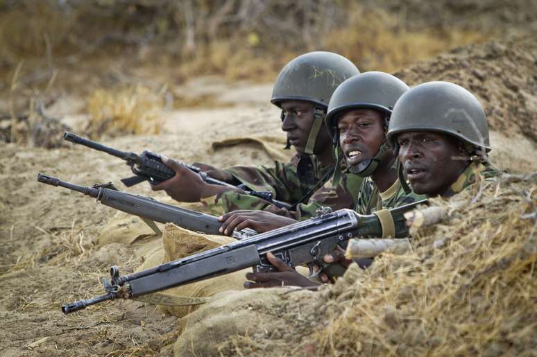 Soldados quenianos montam guarda em base aérea em Tabda, na Somália, em 20 de fevereiro de 2012