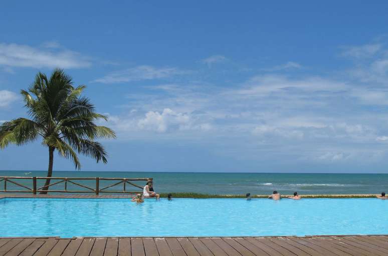<p>A piscina com borda infinita de frente para a praia é o ponto alto da estada no Tivoli Ecoresort</p>