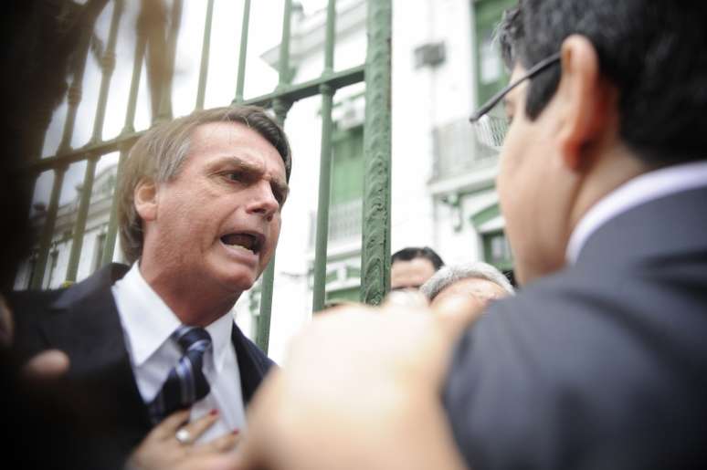<p>Bolsonaro discute com Randolfe durante visita de parlamentares ligados à Comissão Nacional da Verdade ao antigo DOI-Codi</p>