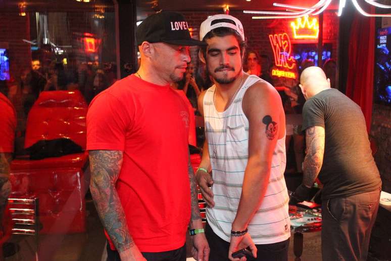 Intérprete do Dr. Michel em 'Amor à Vida', Caio Castro fez uma tatuagem com o renomado Ami James, neste domingo (22), no Rock in Rio. Durante o festival, o ator curtiu o camarote e os shows