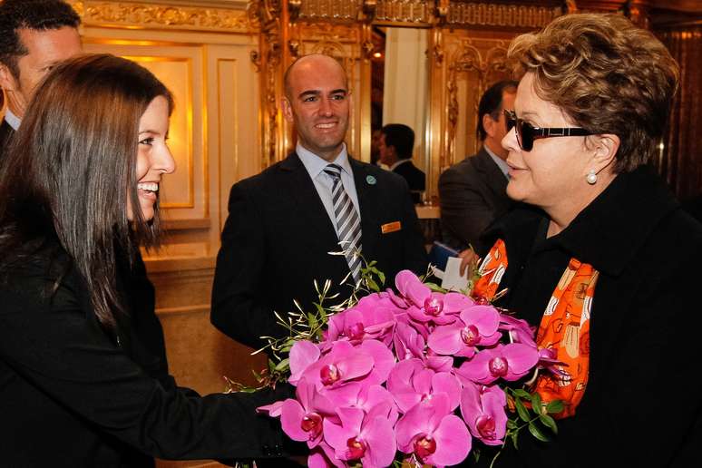 Presidente Dilma Rousseff é recepcionada com flores na chegada a Nova York, nos Estados Unidos