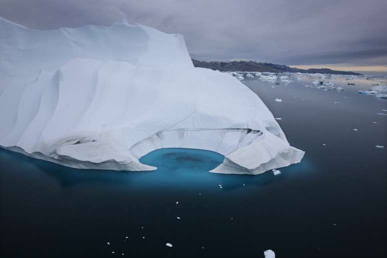 Iceberg derrete na gélida costa de Ammasalik, na Groenlândia
