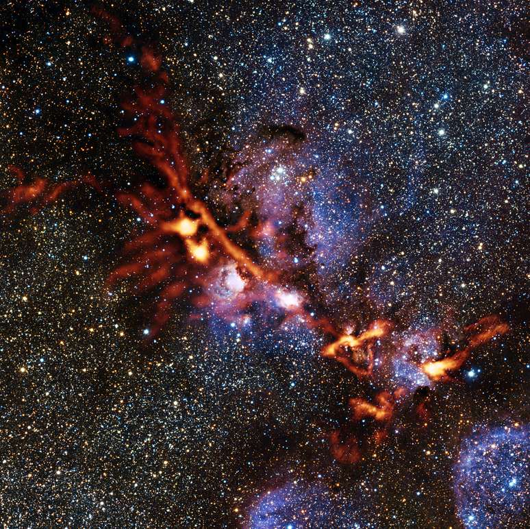 <p>Primeiras imagens científicas do instrumento ArTeMiS mostram a região de formação estelar da nebulosa</p>