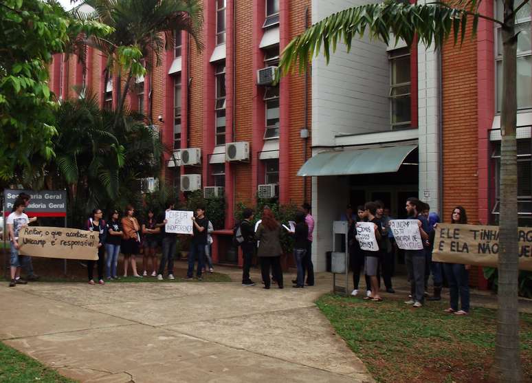 Grupo protestou na Unicamp na manhã desta terça-feira por "omissão" da universidade na morte de Denis Casagrande