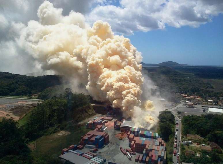 Incêndio em depósito de fertilizantes em São Francisco do Sul, no litoral norte de Santa Catarina, trouxe risco de intoxicação 