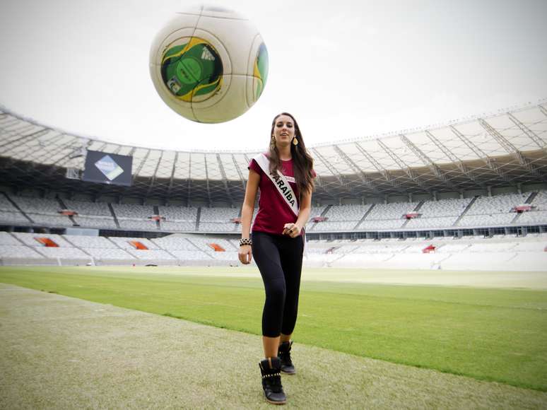 Em dia de estádio vazio, as 27 candidatas ao Miss Brasil 2013 visitaram o Mineirão, em Belo Horizonte, e por lá brincaram de bobinho e fizeram embaixadinhas, nesta quarta-feira (27)