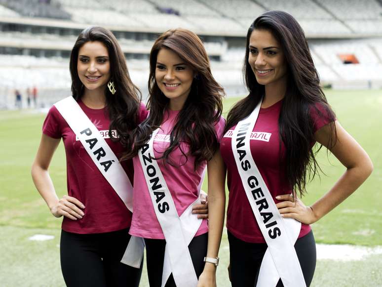 <p>Miss Amazonas posa com a Miss Pará e a Miss Minas Gerais no Mineirão</p>