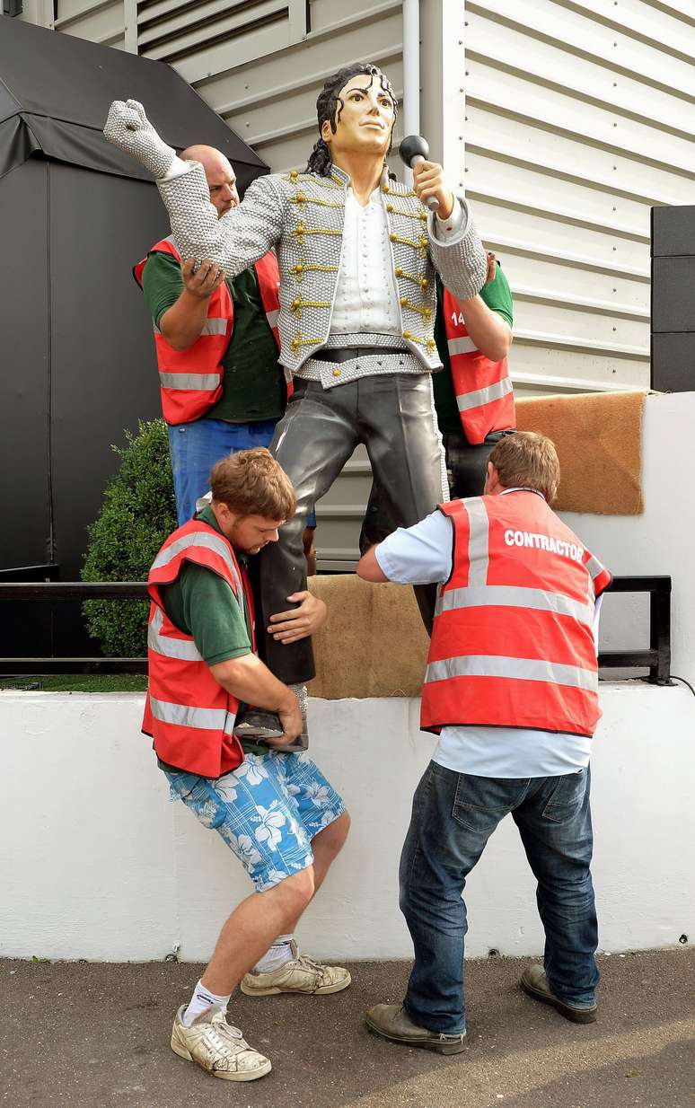 <p>Funcion&aacute;rios desinstalam a est&aacute;tua, que ser&aacute; devolvida ao antigo dono do Fulham</p>