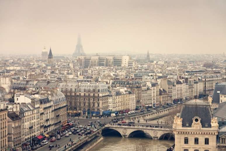 Nos supermercados da capital francesa Paris, conhecida por seus vários pontos turísticos históricos e lojas de luxo, o consumidor paga 0,57 euros (R$ 1,69) por uma garrafa de água de 500 ml